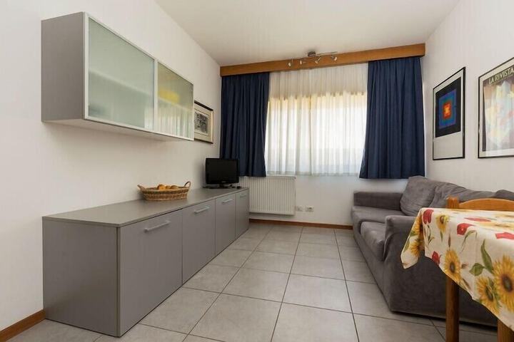Room 5 of 10