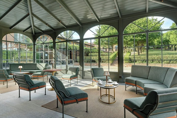 Lounge 68 of 76