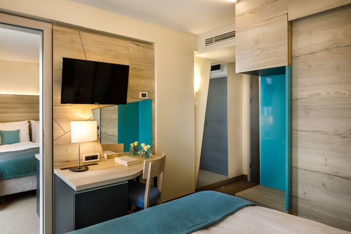Room 12 of 75