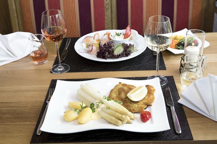 Dining 42 of 50
