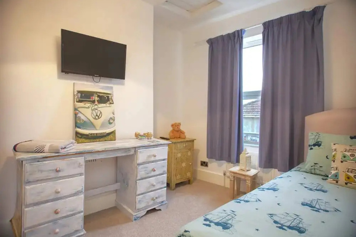 Room 4 of 20
