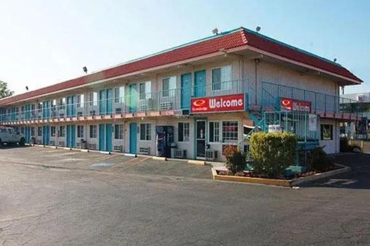 Hotel 4 of 6
