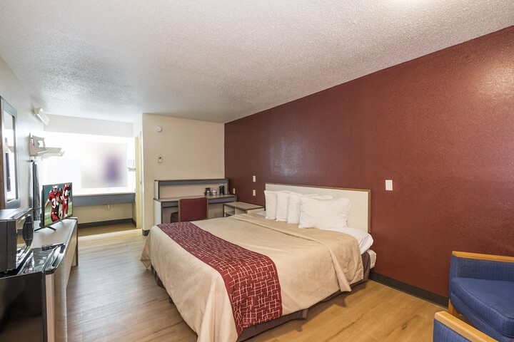Deluxe King Bed (3 of 7)