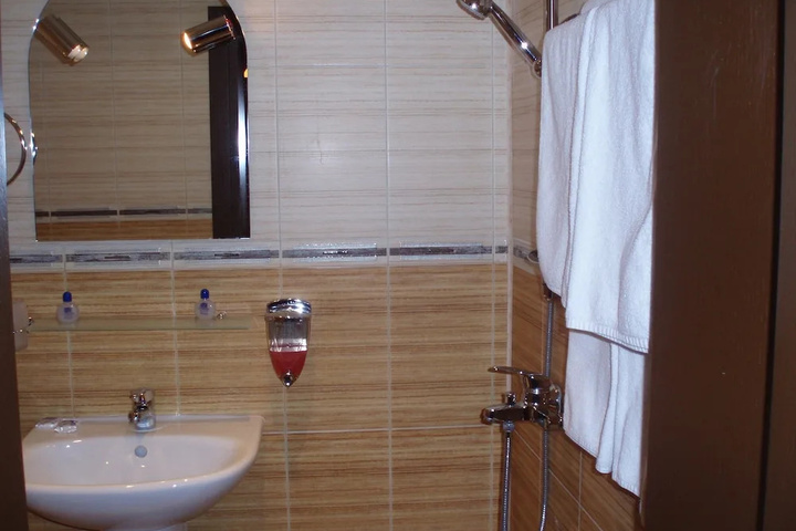 Room 7 of 16