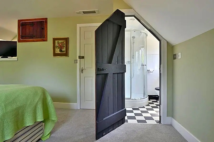 Room 9 of 13