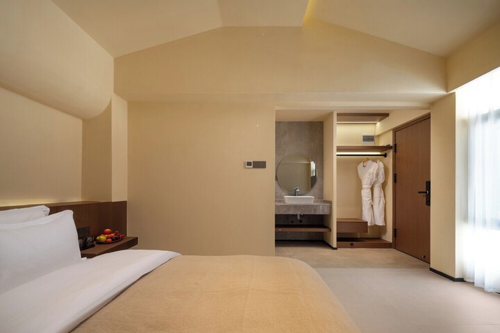 Room 32 of 80