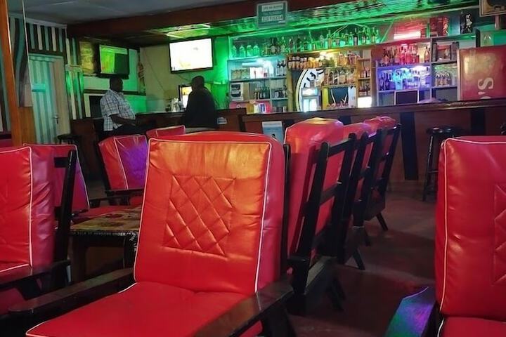 Lounge 9 of 13
