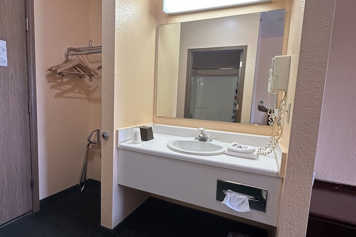 Room 9 of 63