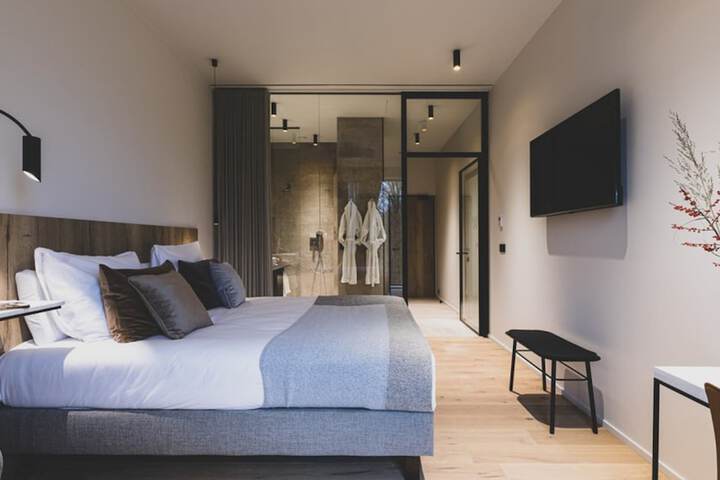 Room 4 of 32