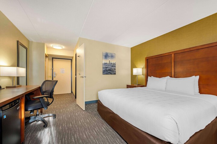 1 King Bed Microwave and Refrigerator Full Breakfast (14 of 29)
