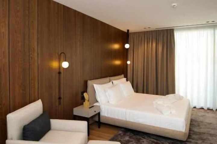 Room 33 of 108
