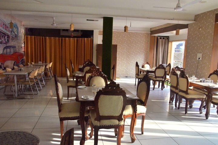 Dining 33 of 42