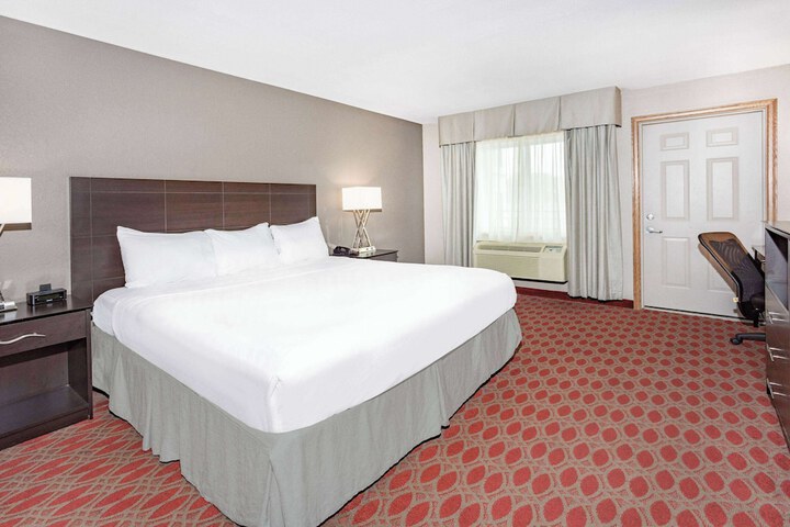 1 King Bed (18 of 21)