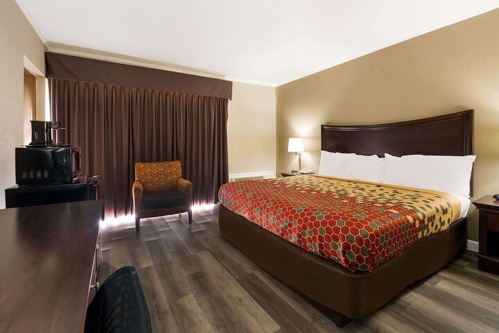 1 King Bed (13 of 13)