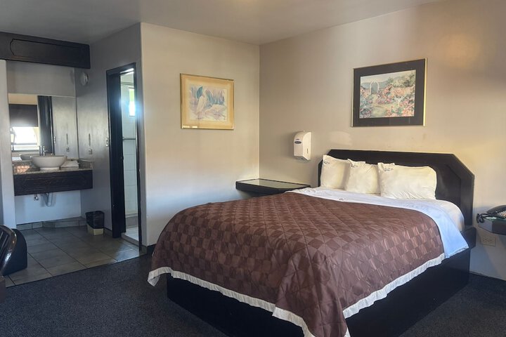 1 Queen Bed (6 of 10)