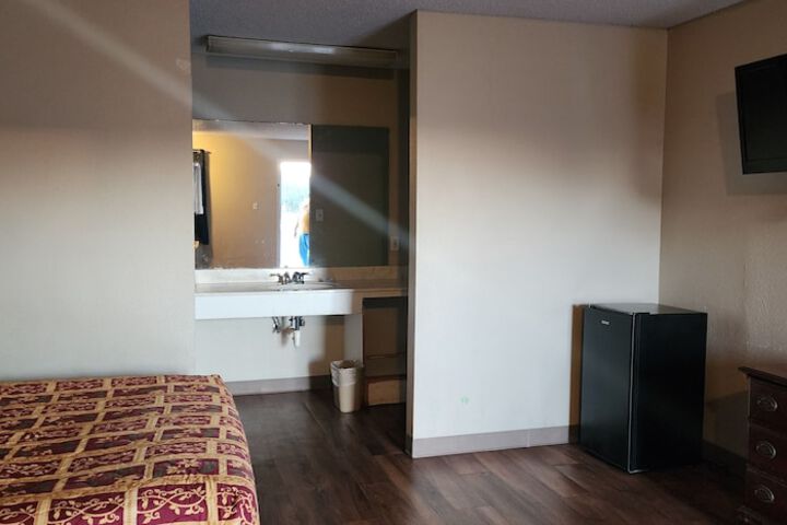 2 Queen Beds (1 of 10)