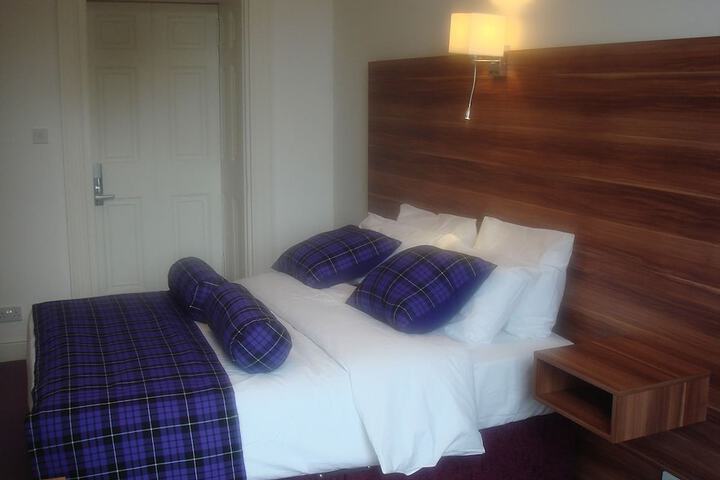 Room 2 of 33