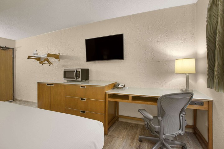1 King Bed (5 of 12)