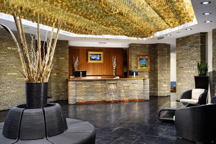 Entrance & Lobby