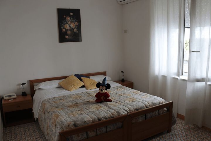 Room 5 of 32