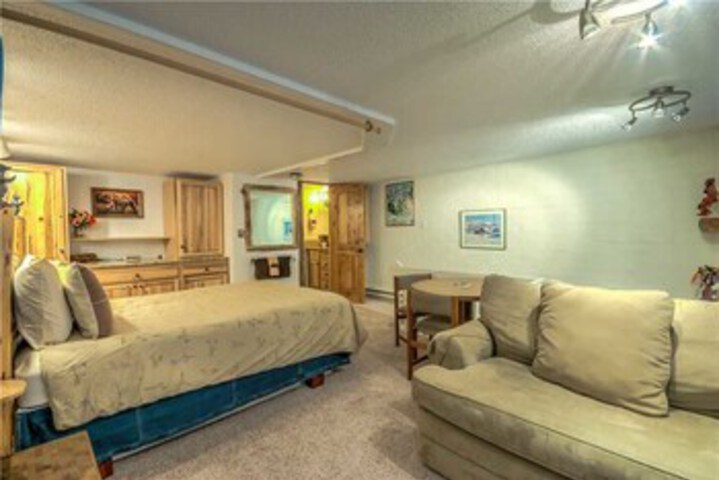 Room 25 of 28