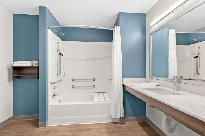 1 Queen Bed (24 of 32)