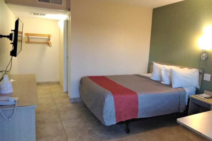 Basic Single Queenbed (4 of 4)