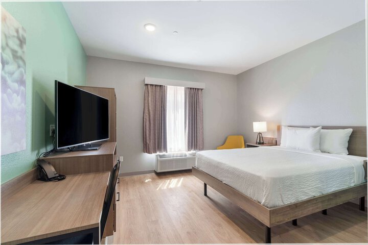 1 Queen Bed Accessible Bathtub with Grab Bars (5 of 21)