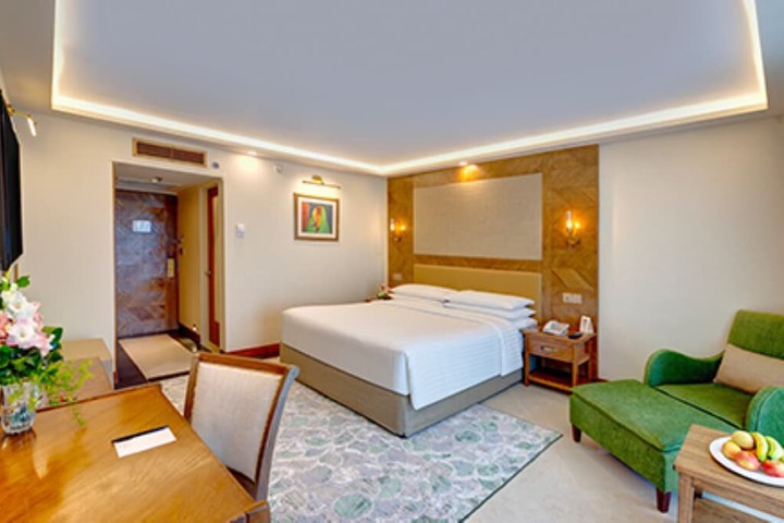 Room 4 of 8