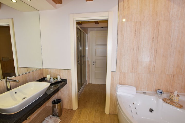 Room 51 of 160