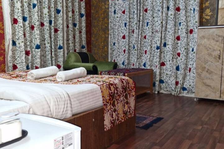 Room 5 of 10