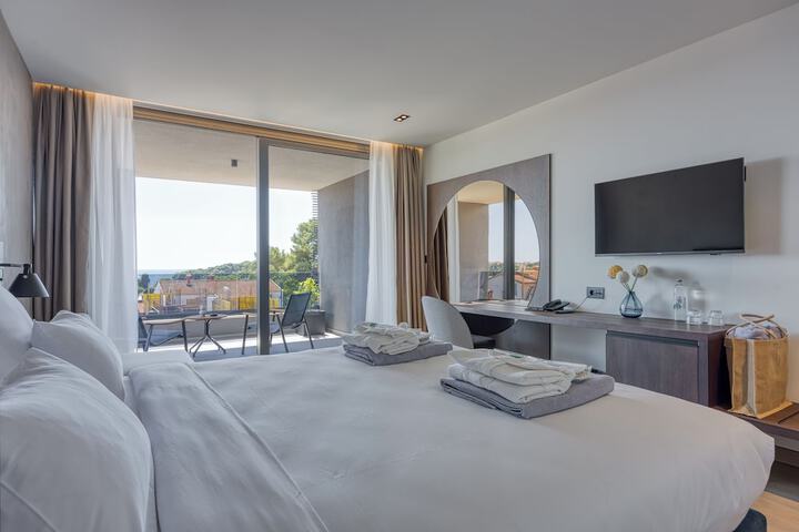 Room 10 of 84