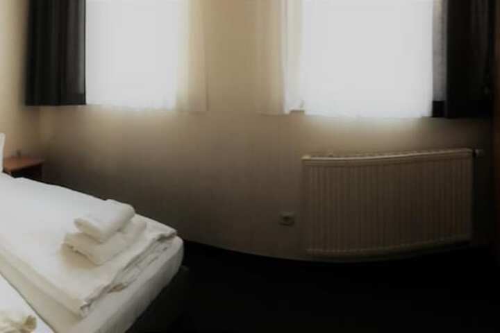 Room 10 of 30