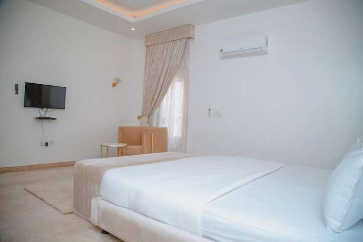 Room 9 of 35