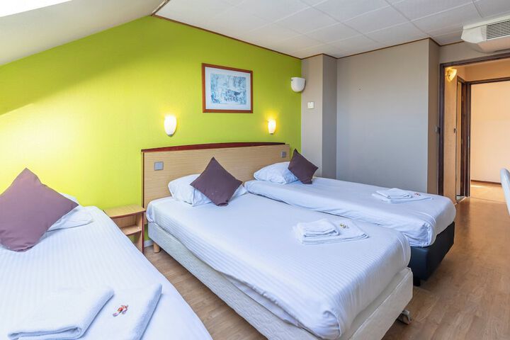 Room 4 of 52