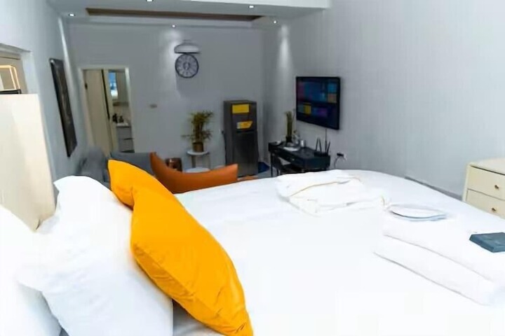 Room 8 of 339