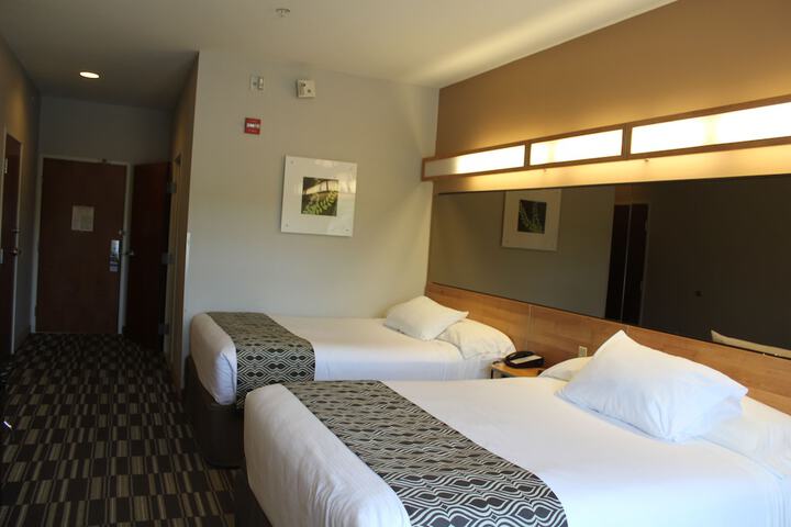 1 Queen Bed (25 of 31)