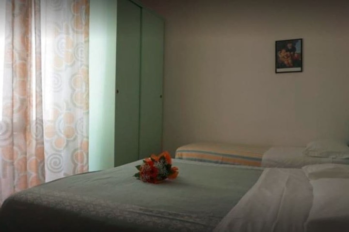 Room 3 of 44