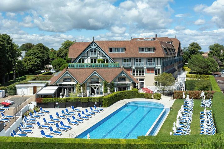 Hotel Pool