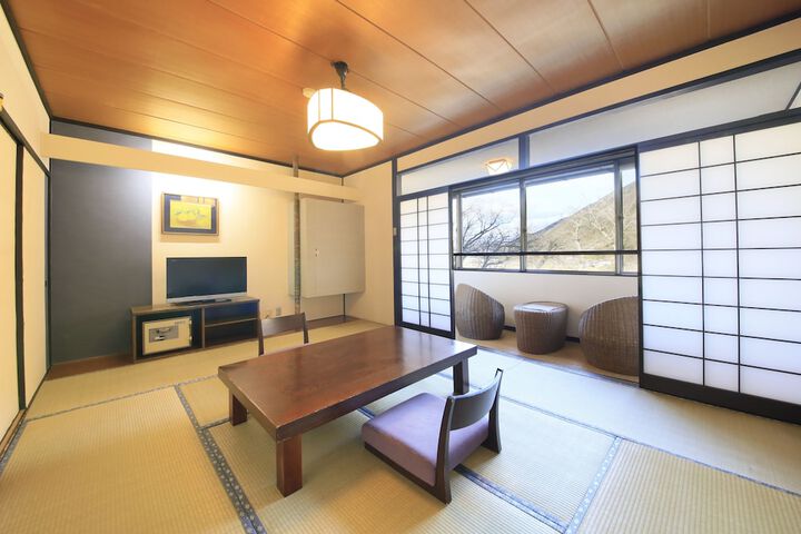 Room 12 of 83