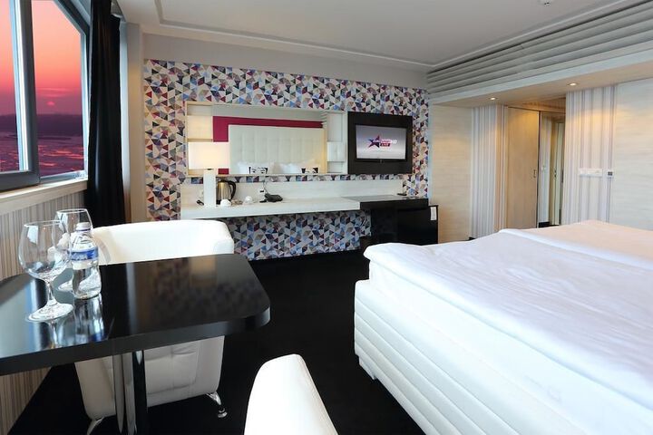 Room 10 of 33