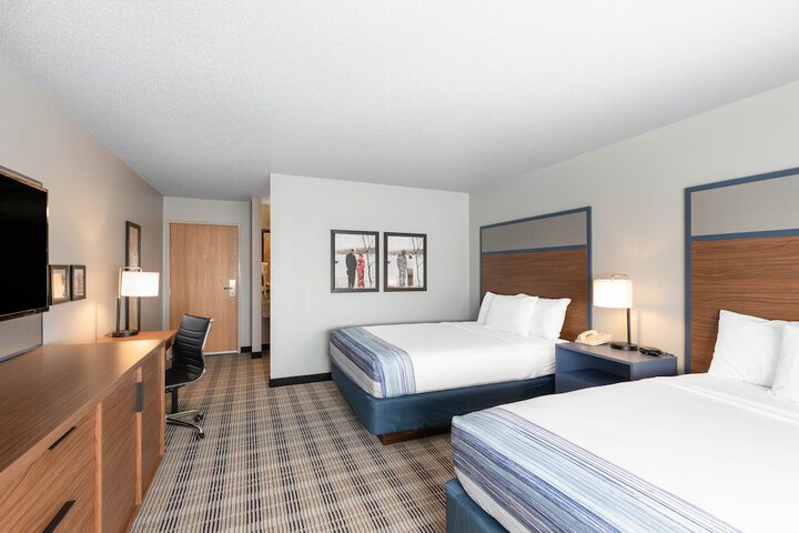 2 Queen Beds Deluxe Room (1 of 6)