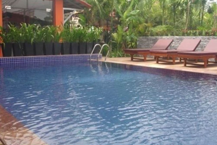 Hotel with Pool