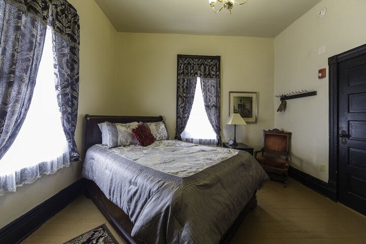 Room 10 of 32