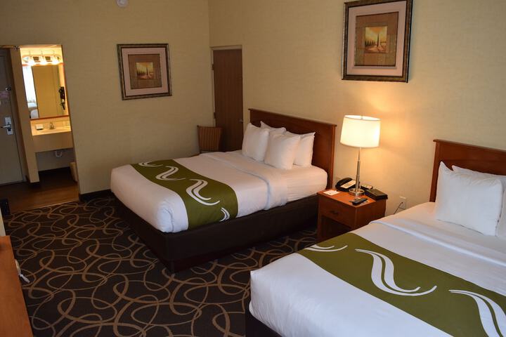2 Queen Beds (12 of 15)
