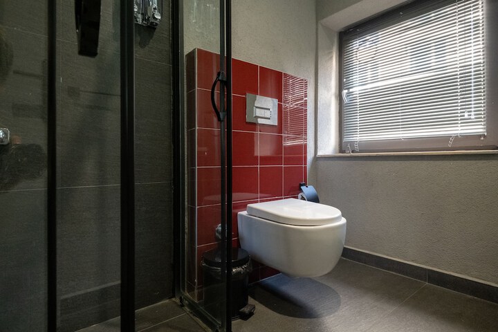 Room 33 of 49