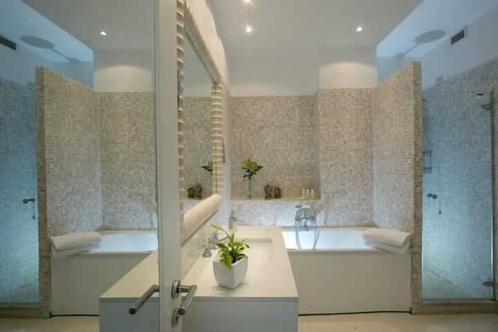 Room 33 of 62