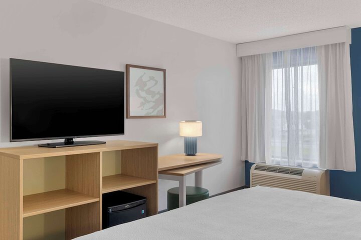 1 King Bed (3 of 16)