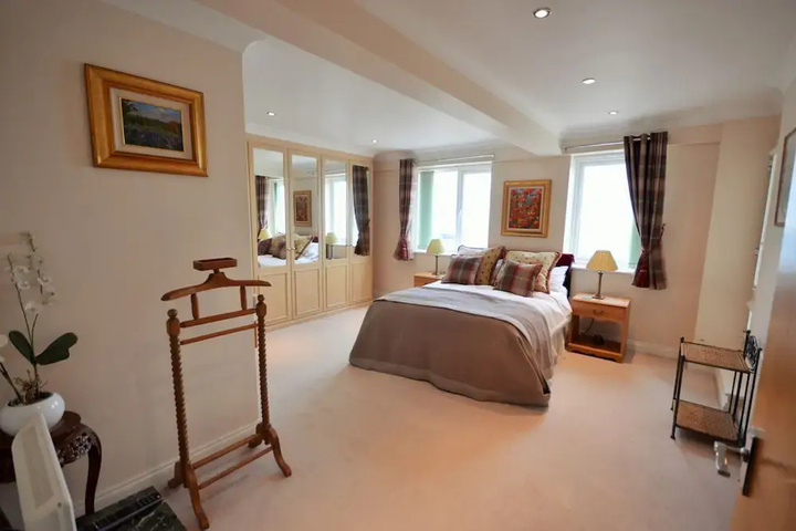 Room 4 of 16