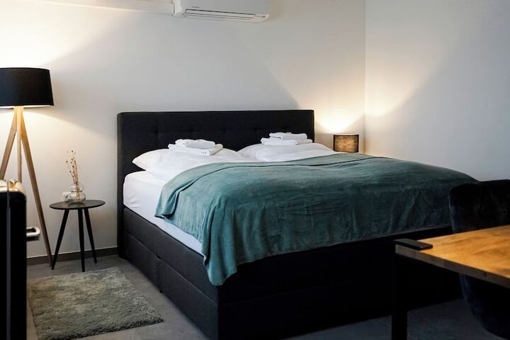 Room 102 of 179